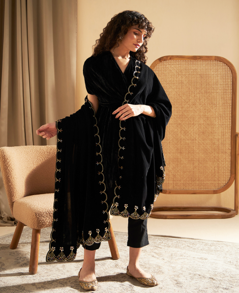 BLACK BEADED SHAWL